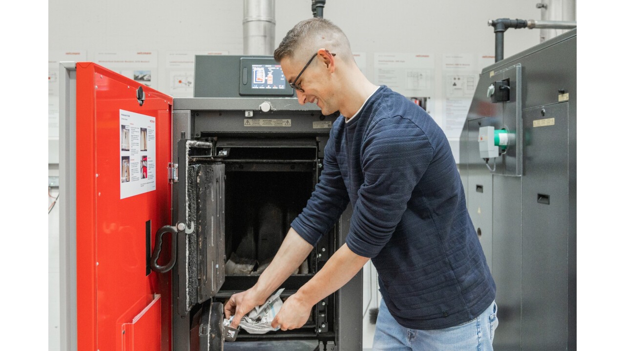 Anheizen mit automatischer Zündung - Heizkessel zündet selber, wenn Speicher Wärme braucht.