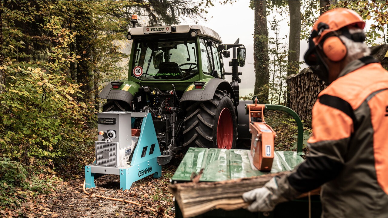 GENNO A60 mit Feldbetrieb im Wald am Holz fräsen