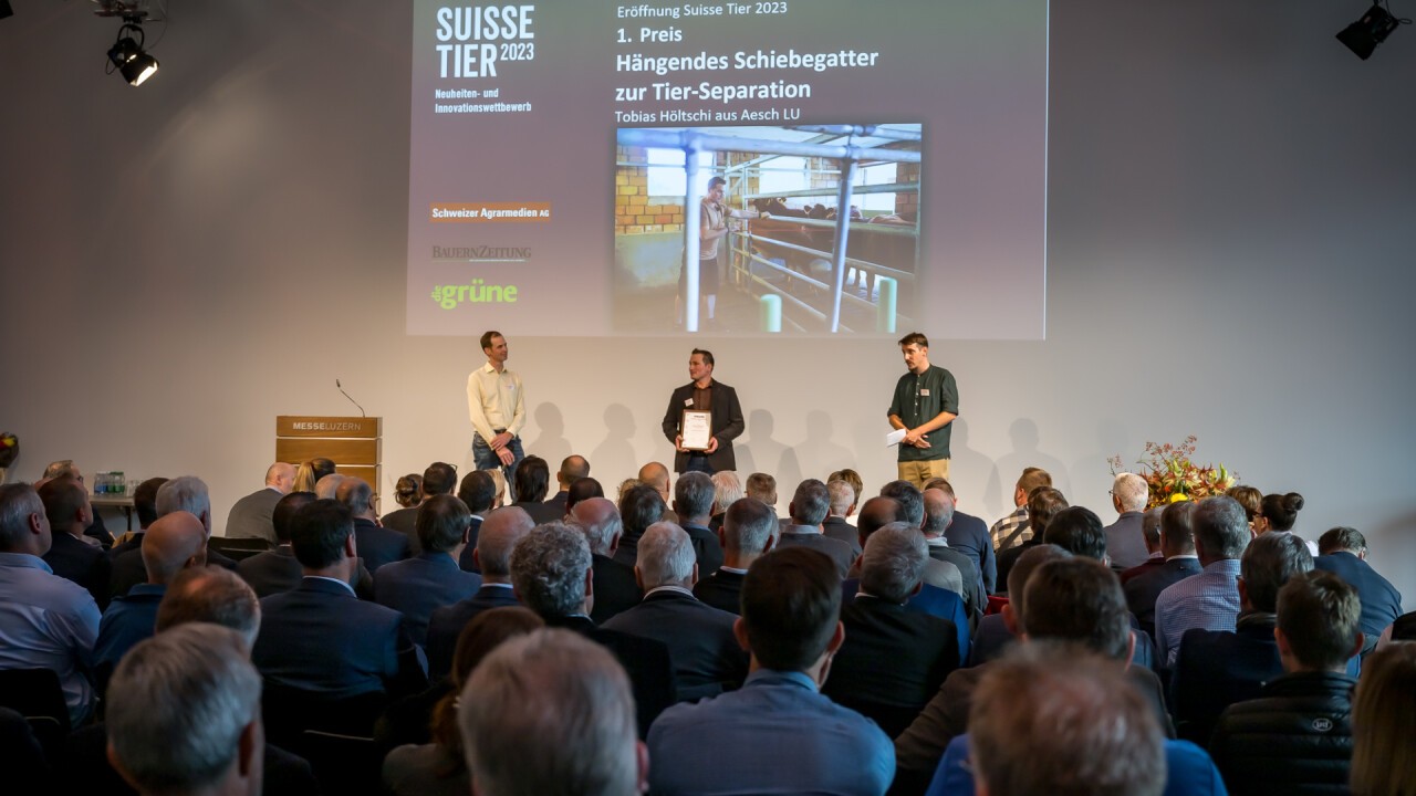 Tobias Höltschi (Mitte) holte den ersten Platz der bäuerlichen Innovationen. Links Jurypräsident Christian Galliker, rechts Moderator Livio Janett.