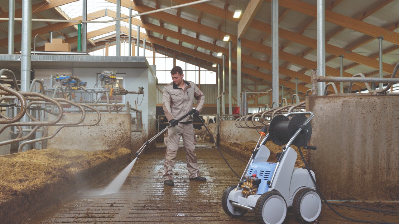 Der Kränzle Quadro reinigt den Stall mit viel Schwemmkraft sauber und rein. 