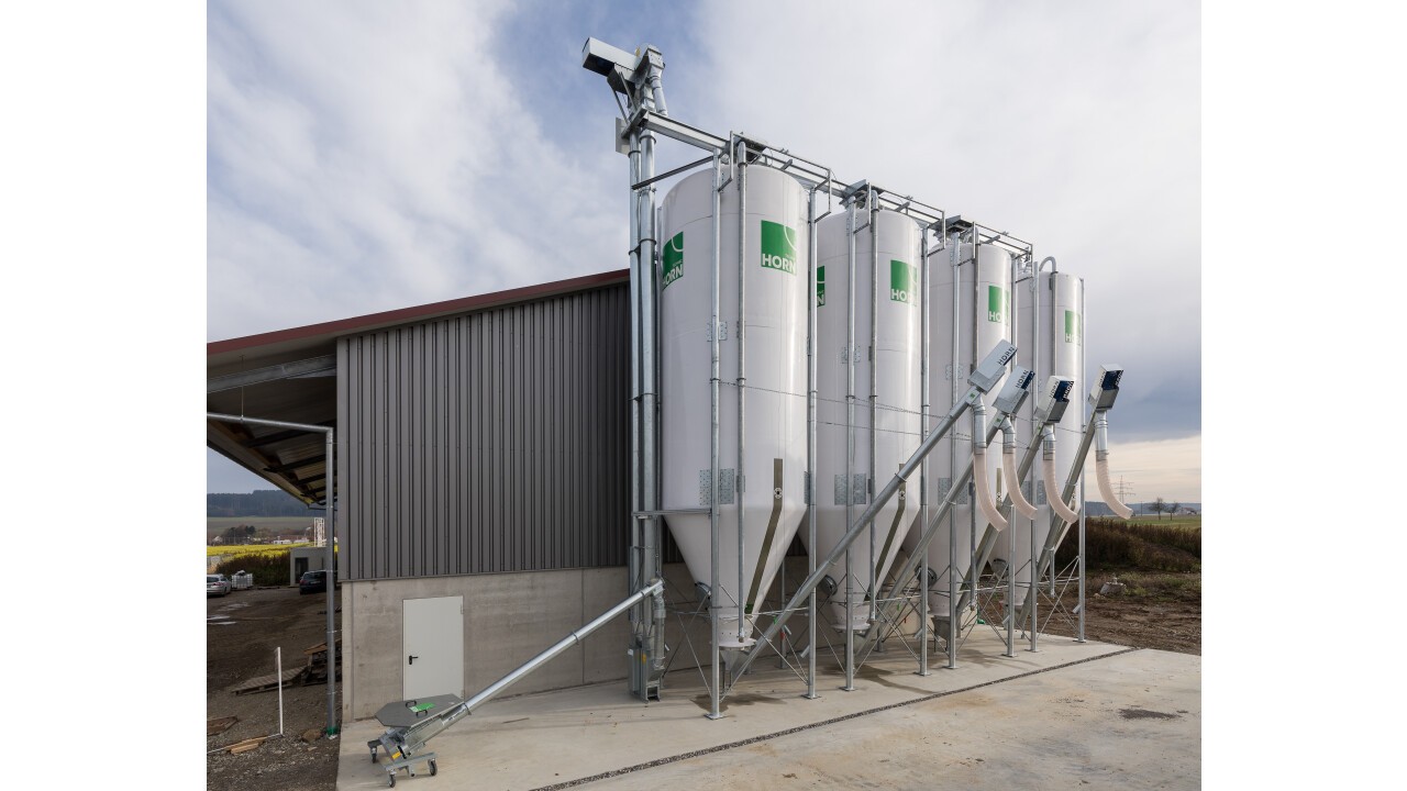 4 GFK-Futtermittelsilos 52,0 cbm mit Fördertechnik zum Befüllen und Entnahmeschnecken