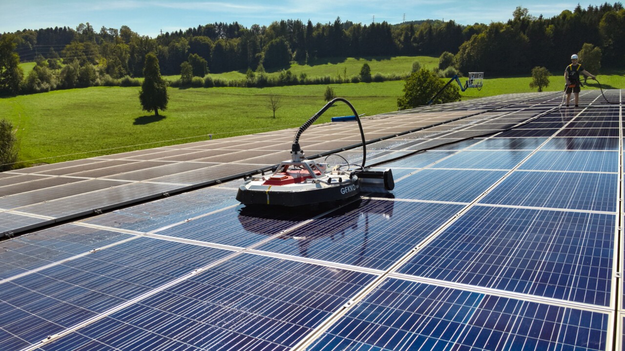 Reinigung der Solaranlage mit unserem GEKKO-Reinigungsroboter