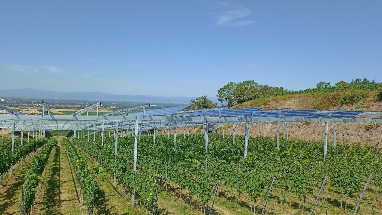 Blick ins Tal und auf die fertige PV-Anlage.