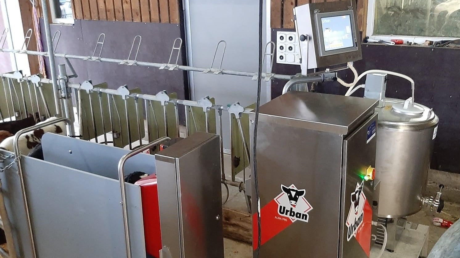 Urban-AlmaPro Tränkautomat mit 12'' Display: Für maximale Überwachung der Kälbergesundheit.