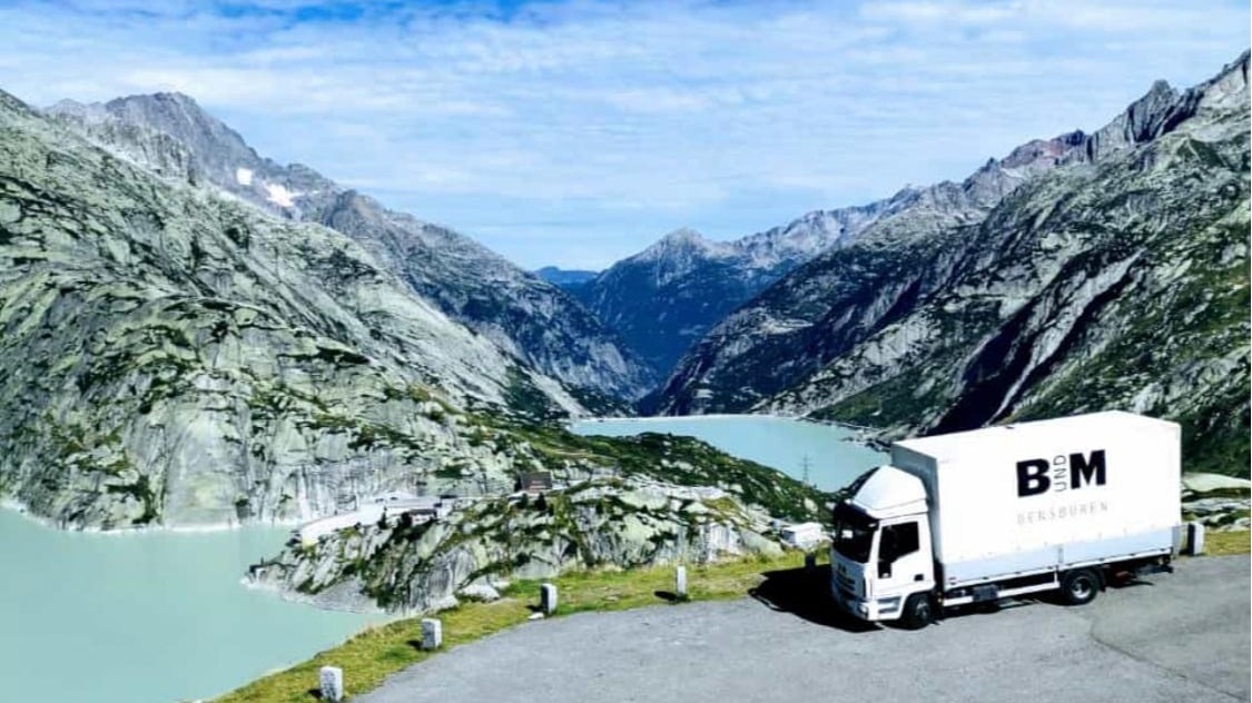 Traumhafte Kulisse: Eines unser Lieferfahrzeuge auf dem Grimsel-Pass.