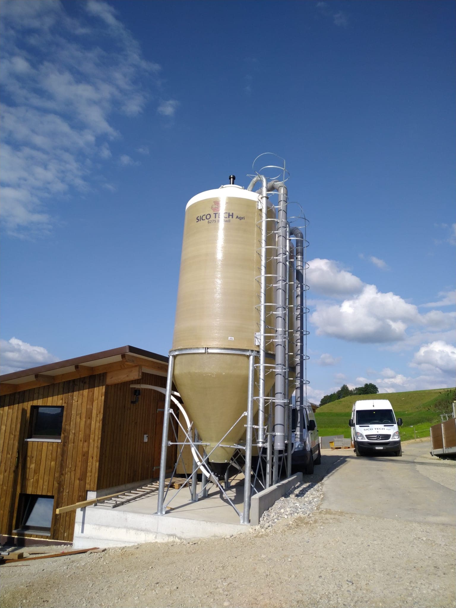 Glasfaserverstärktes Kunststoffsilo: Durchsichtiger Silokörper, lange Lebensdauer.