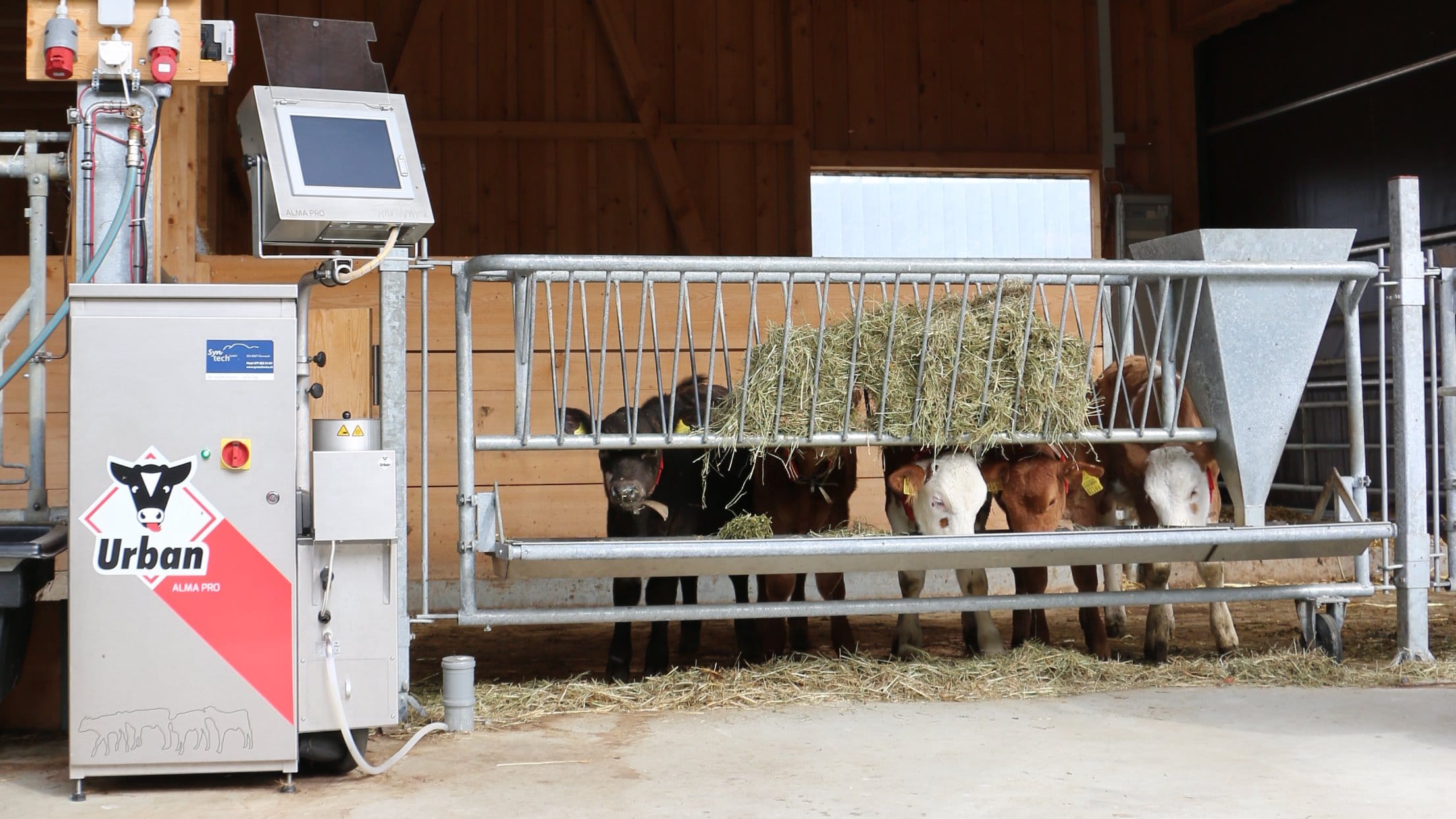 Warme Milch vom ersten Schluck an: Eine von vielen Stärken des Tränkeautomaten Urban AlmaPro.