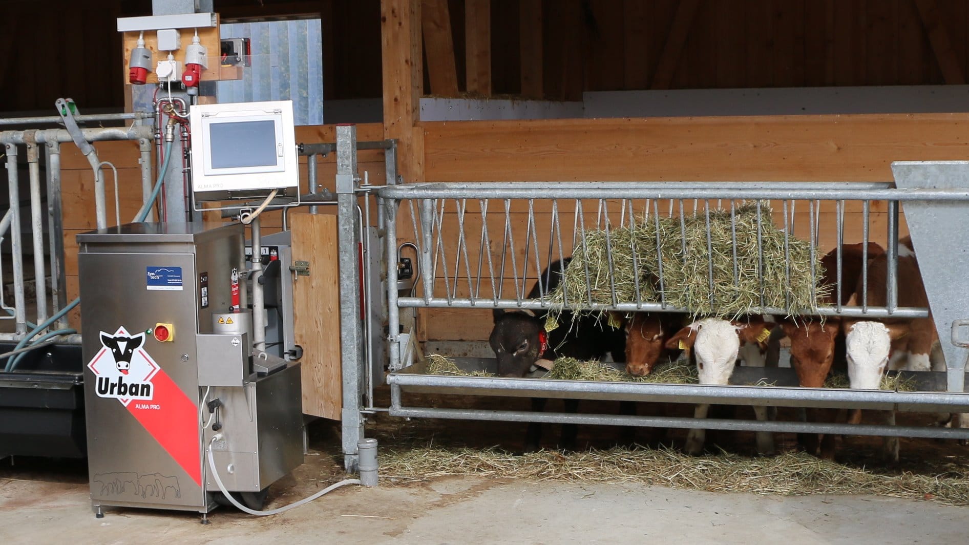 Warme Milch vom ersten Schluck an: Eine von vielen Stärken des Tränkeautomaten Urban AlmaPro.