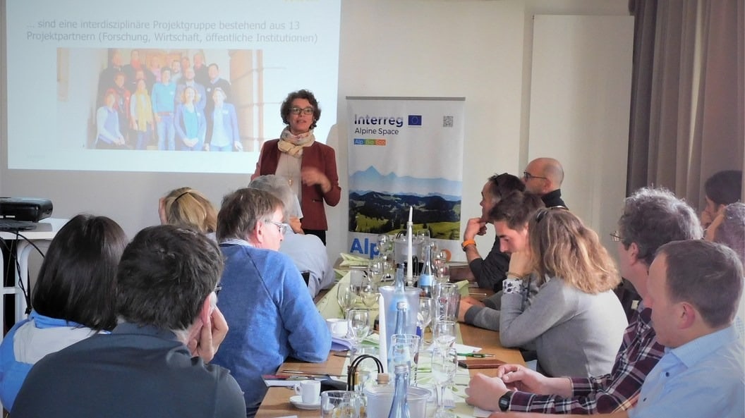 Cornelia Ptach referiert über das AlpBioEcoProjekt und Bioökonomie am Beispiel der Walnuss