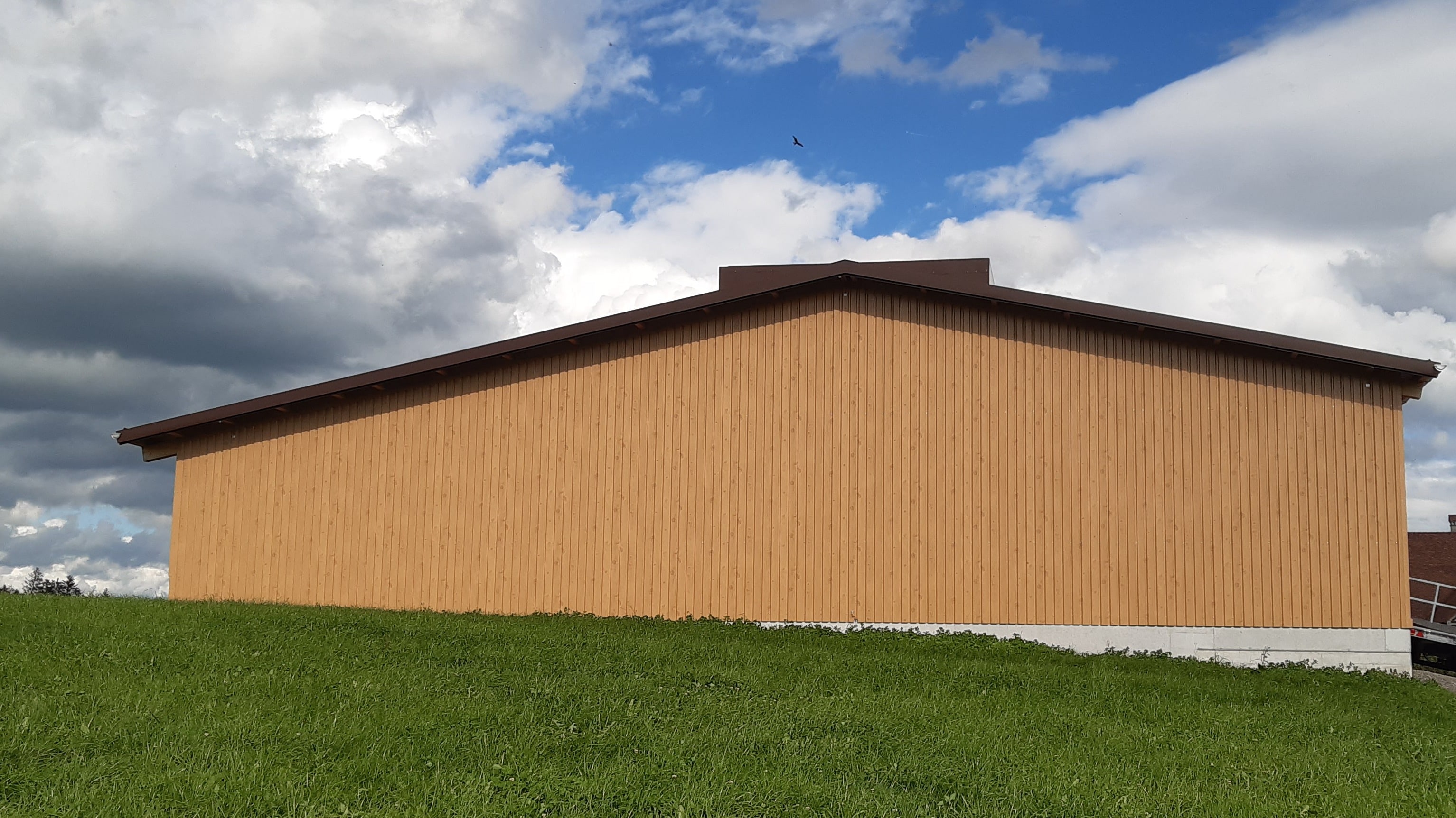 Poultry air washer integrated in the building.