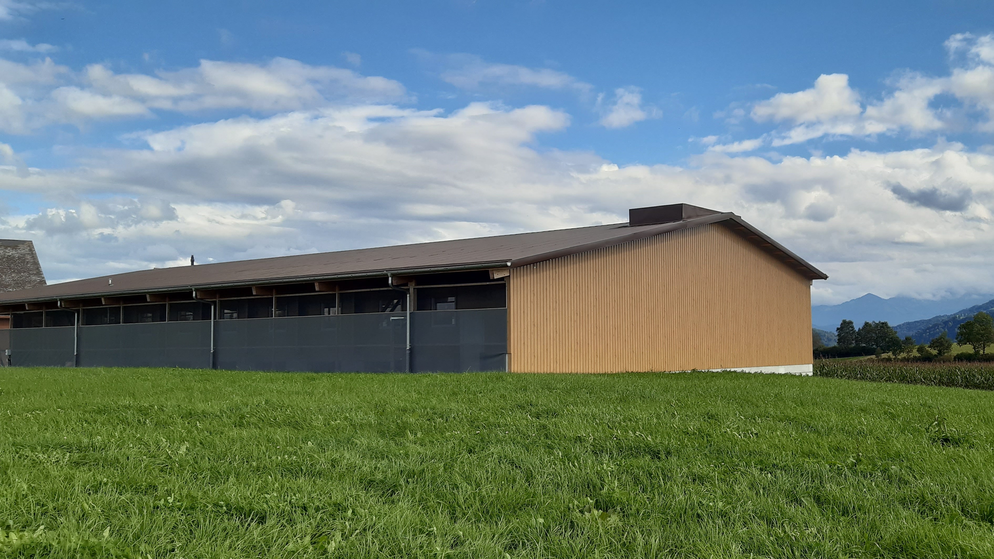 Poultry air washer integrated in the building.